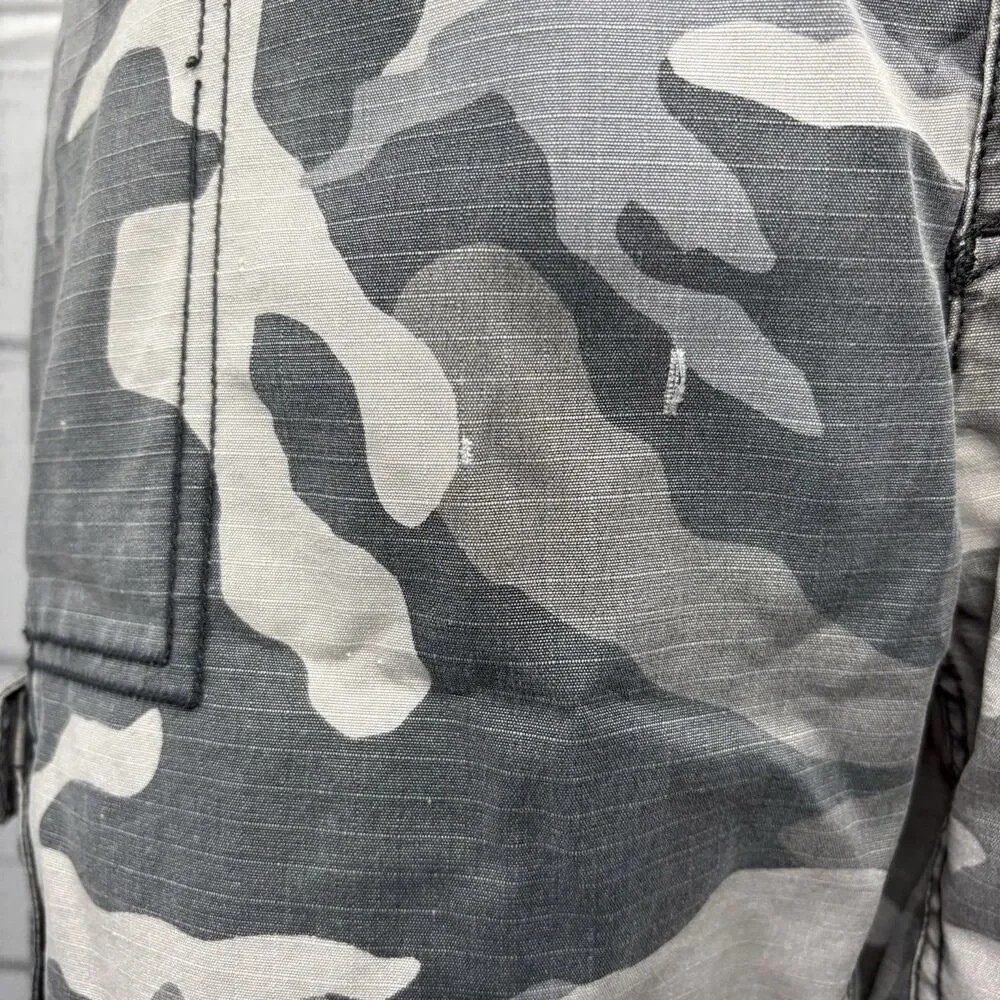 The North Face Men's Size 38 R Cargo Shorts Camouflage Pockets 11'' Inseam Gray